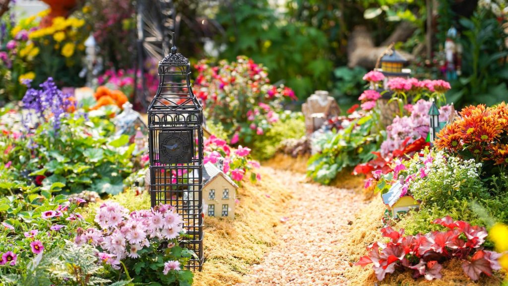 Um jardim lindamente decorado com ornamentos e elementos paisagísticos.